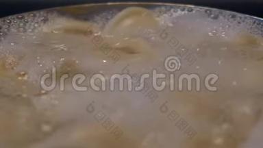 汤圆在锅里煮时，大面积的水会随着泡沫汩汩流出